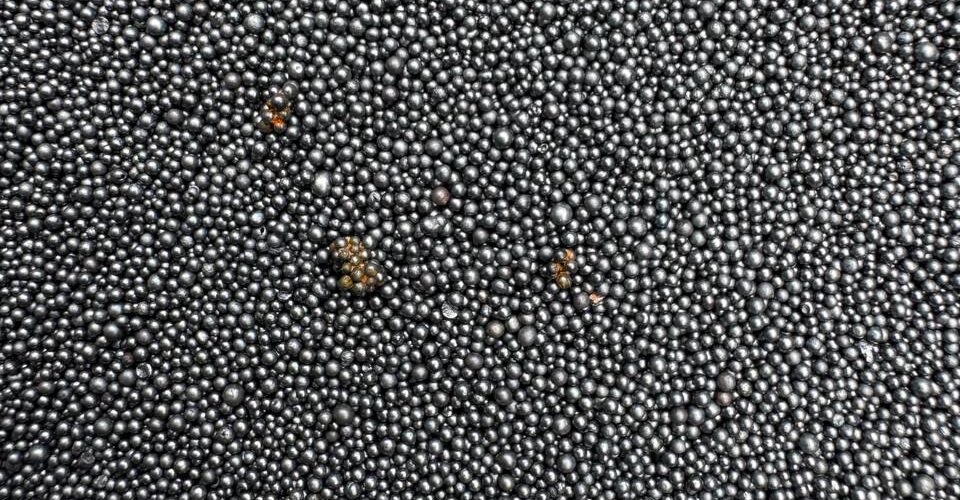 Zardzewiały śrut stalowy z widocznymi śladami korozji